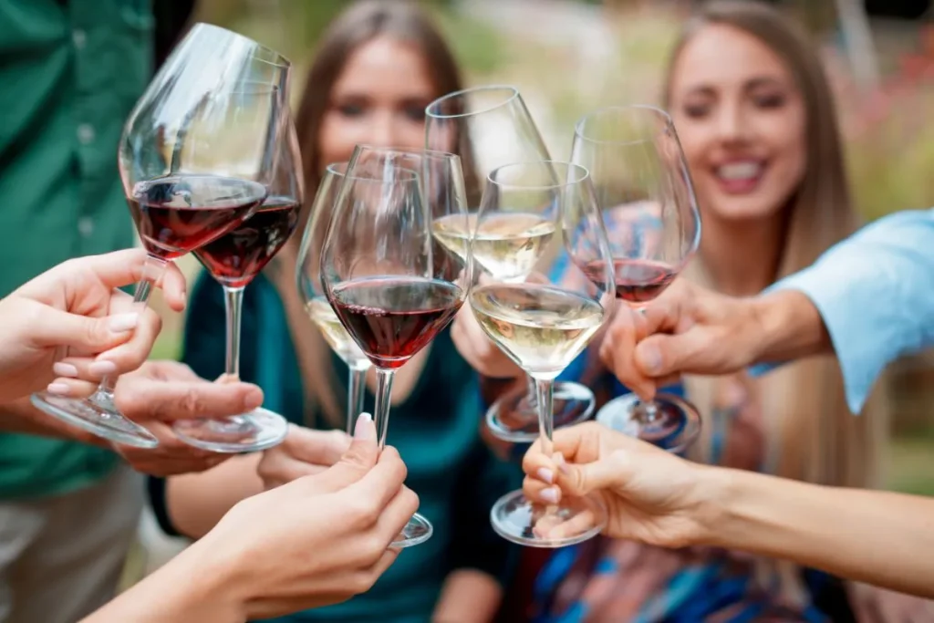 Kako otvoriti i posluziti vino i sampanjac