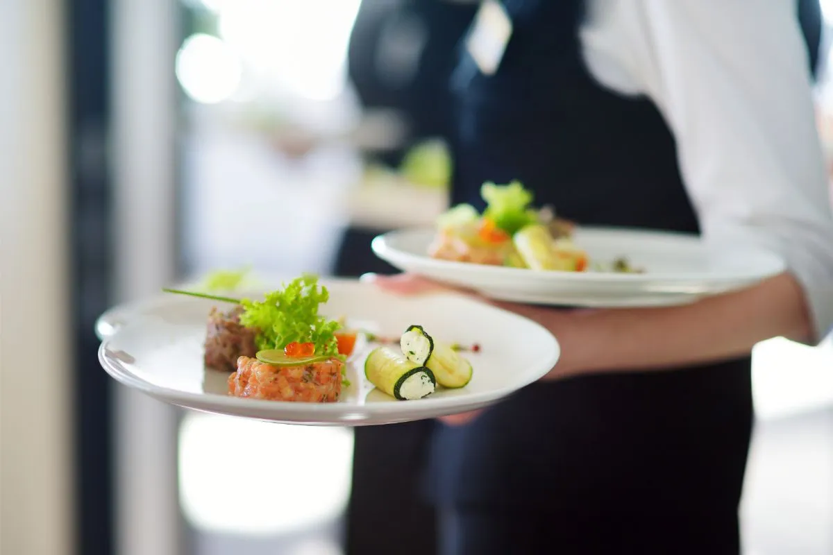 Kako konobari trebaju ispravno donijeti hranu i piće do stola gosta
