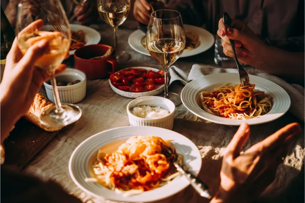 Kako servirati bijelo i crno vino u restoranu