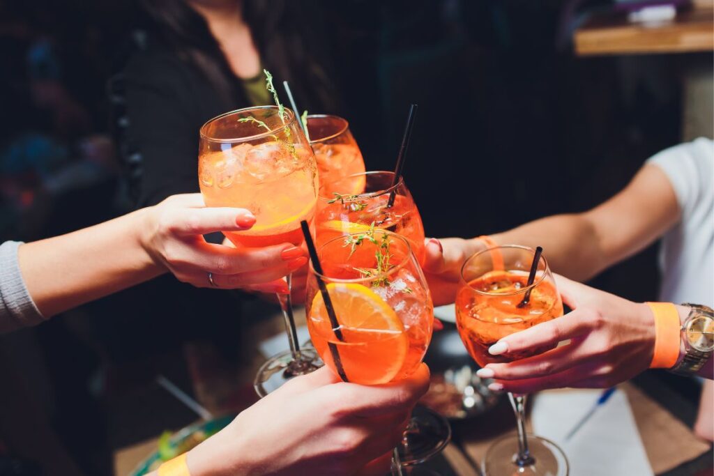 Što je zapravo aperitiv i zašto se pije prije jela?